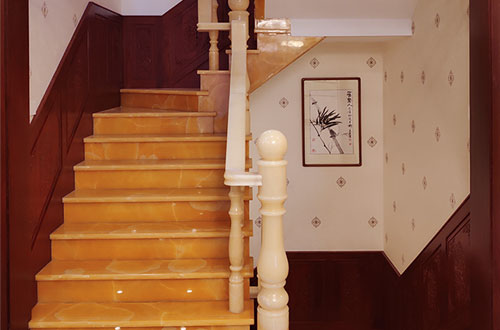 郊区中式别墅室内汉白玉石楼梯的定制安装装饰效果